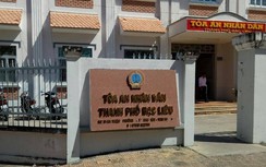 Tiến sĩ bị “tố” làm giả giấy đăng ký kết hôn lãnh 6 tháng tù