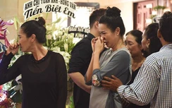 Nghệ sỹ TP.HCM nức nở trước linh cữu nghệ sỹ Anh Vũ