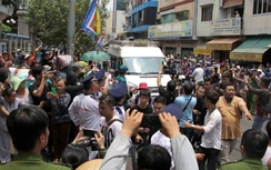 Nhiều người bật khóc đón thi hài diễn viên Anh Vũ về chùa Ấn Quang