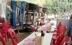 Xe tải chở chuối lao vào quán ăn, 2 người bị thương