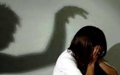 Dùng hung khí ép thiếu nữ vào cánh đồng vắng hãm hiếp