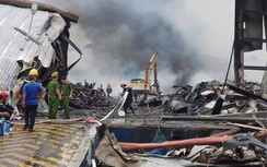 Hiện trường bên trong khu kho 19.000m2 đang cháy ở Bình Dương