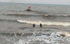Một học sinh 10 tuổi bị sóng cuốn mất tích khi tắm biển