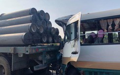 Ô tô khách tông đuôi xe container trên cao tốc, 1 tài xế nhập viện cấp cứu