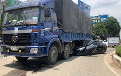 Xe tải cuốn "xế hộp" vào gầm, tài xế may mắn thoát chết