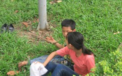 Dòng người đổ về Đền Hùng như thác nước, nhiều trẻ em bị lạc