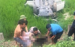 Tài xế tử vong trong xe ô tô lật ngửa giữa ruộng lúa