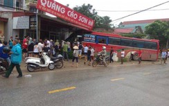 Va chạm với xe tải đi ngược chiều, xe khách lao vào nhà dân