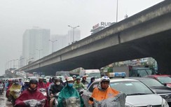 Dòng người chôn chân dưới mưa trong ngày đầu đi làm sau nghỉ lễ giỗ Tổ