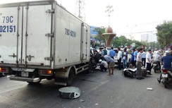 Xe tải tông hàng loạt phương tiện đang dừng đèn đỏ, 2 người bị thương nặng