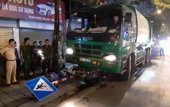 Đang dừng đèn đỏ, 2 nam thanh niên bị xe chở rác tông trọng thương