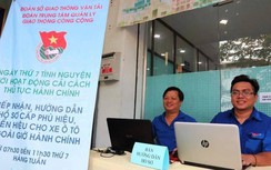 Thanh niên tình nguyện hướng dẫn người dân làm hồ sơ cấp đổi phù hiệu ô tô