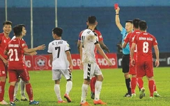 Thêm một trọng tài bị "treo còi" tại V-League vì rút nhầm thẻ đỏ