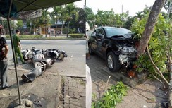 Xế hộp "ôm" chặt gốc cây sau khi đâm nhiều xe máy khiến 3 phụ nữ bị thương