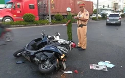 Người phụ nữ bị cán nát chân sau va chạm với xe bồn