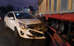 Xế hộp mắc kẹt ở đuôi xe tải chở gỗ trên QL1 qua Quảng Trị