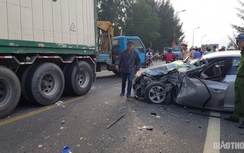 Ô tô con đấu đầu xe đầu kéo, 2 người bị thương