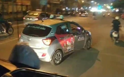 Taxi liên tục chặn đầu, trêu tức tài xế xe buýt