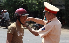 CSGT xuống đường tuyên truyền, tặng MBH đạt chuẩn cho người dân