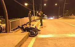 Xe máy tông vào hành lang cầu, 2 người chết thảm trong đêm