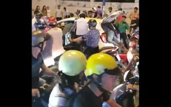 Hai thanh niên cướp taxi bị người dân tóm gọn