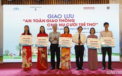 Trao giải cho giáo viên, học sinh tham gia chương trình giáo dục ATGT