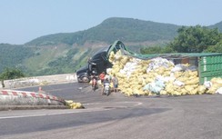Xe đầu kéo chở dừa lật nhào tại khúc cua “cùi chỏ” đèo Hải Vân