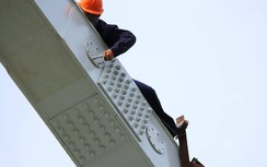 Xem "người nhện" thi công cầu đường sắt Bình Lợi mới