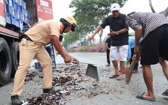 Hàng chục thùng bia văng tràn đường, QL1 ùn tắc nghiêm trọng