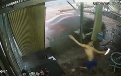 Video: Nam thanh niên phản ứng xuất thần khi đối mặt với ô tô mất lái
