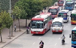 Video: Sát nghỉ lễ, xe khách "tác quái" trước cửa bến Mỹ Đình?