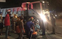 Hai nữ sinh may mắn thoát chết trước đầu xe ben sau va chạm