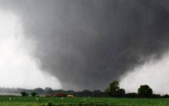 Lốc xoáy khiến 2 mẹ con thương vong