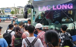 Hành khách vật vã chờ đợi ở bến xe ngày đầu nghỉ lễ 30/4