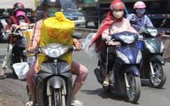 Người dân lỉnh kỉnh đồ đạc rời TP.HCM, mướt mồ hôi "vượt ải" cầu Đồng Nai