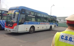 CSGT phát hiện tài xế dương tính ma túy, khách nằm lì không chịu sang xe