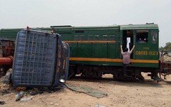 Tàu hỏa lại bị trật bánh do va phải ô tô tải vượt ẩu