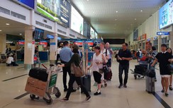 Đánh thẳng vào mặt nhân viên sân bay chỉ vì bị yêu cầu xếp hàng