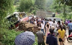 Xe khách va chạm xe tải, nhiều hành khách hoảng loạn la hét