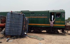 Video: Khoảnh khắc xe tải vượt ẩu, bị tàu hỏa đâm văng