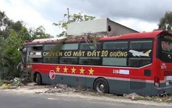 Xe khách lao vào nhà dân sau va chạm, nhiều hành khách khiếp vía