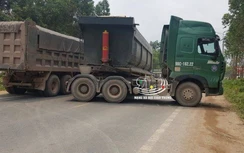 Xe đầu kéo đâm sát sườn xe khách làm 6 người thương vong