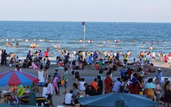 Bãi biển Vũng Tàu đông nghịt khách trốn nóng dịp 30/4