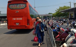 Bến xe Đà Nẵng quá tải... xe máy dịp nghỉ 30/4-1/5