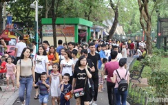 Đổ xô đến công viên Thủ Lệ, nhiều du khách thất vọng vì cũ mòn, quá tải