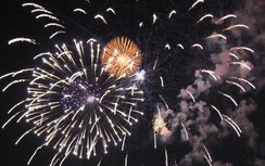 Pháo hoa nở rộ trên nóc tòa nhà cao nhất Việt Nam đêm 30/4