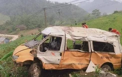 Xe lao xuống vực, 2 vợ chồng may mắn thoát chết