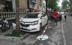 "Xế hộp" đâm hàng loạt xe máy, 1 người nhập viện cấp cứu