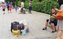 Sợ nhồi nhét xe khách, hành khách đổ xô tìm xe đi chung giá “cắt cổ”