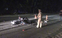 2 xe máy "đấu đầu", 1 người tử vong tại chỗ, 1 người nguy kịch